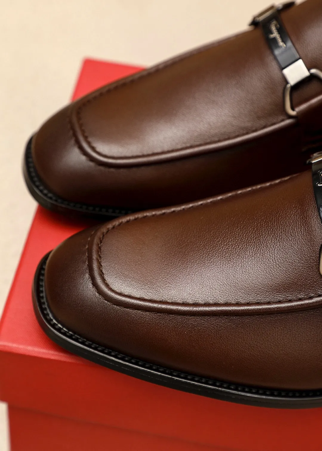 Men's shoes 💰480 💐 Product trademark: Ferragamo "Ferragamo" casual leather shoes Regular size: 38-44 (45.46🉑️customized) Product materials: Selected imported first-layer calfskin upper + luxury hardware buckle, imported water-dyed cow leather lining. Strong three-dimensional visual effect, original rubber outsole Color: 3⃣️colors available